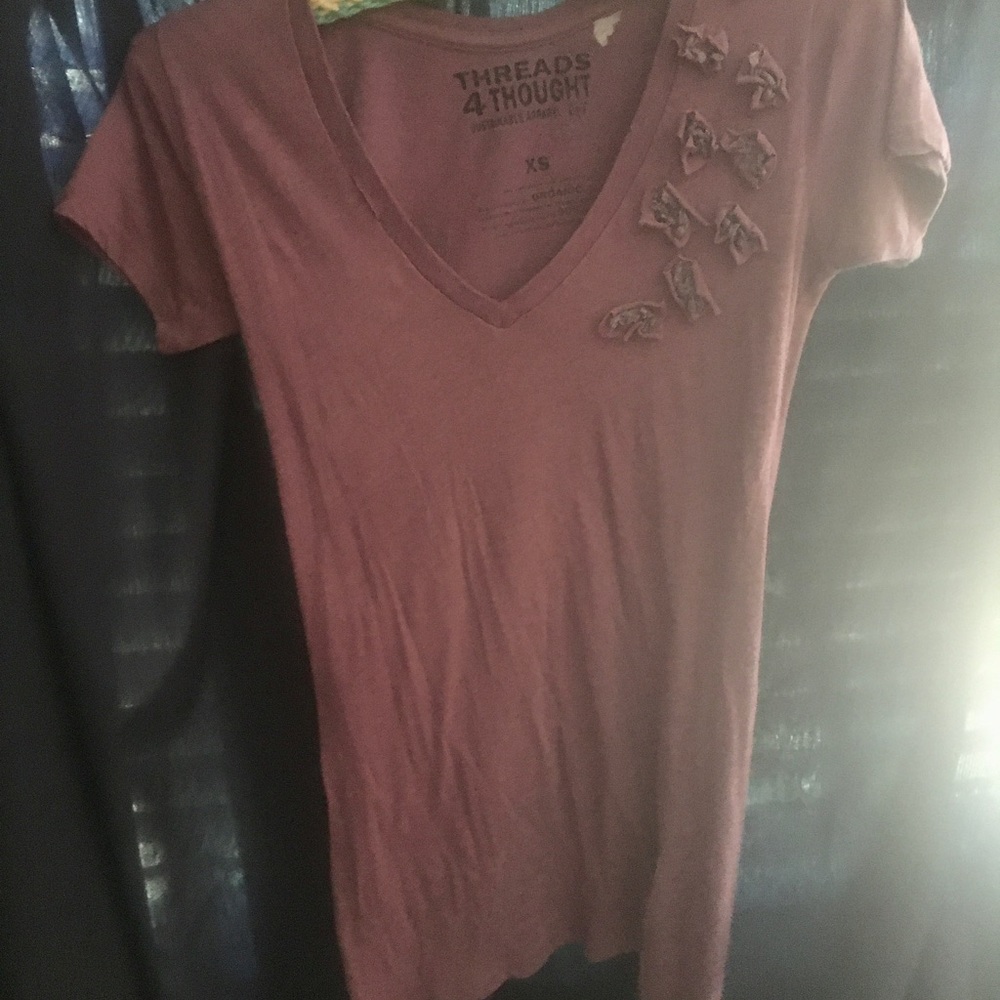 Threads 4 Thought Purple V-neck Tee w/ Flowers XS